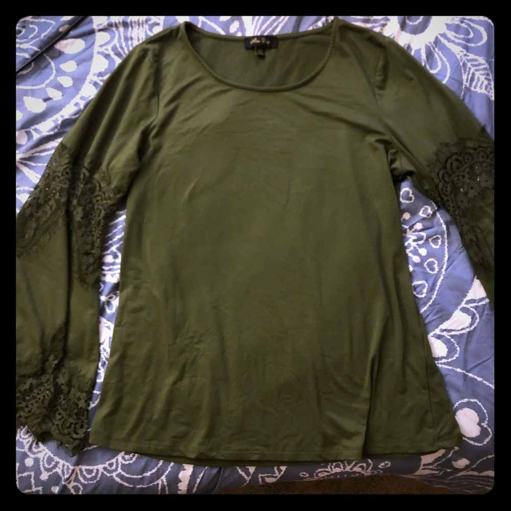 Forest green shirt with lace sleeve detail